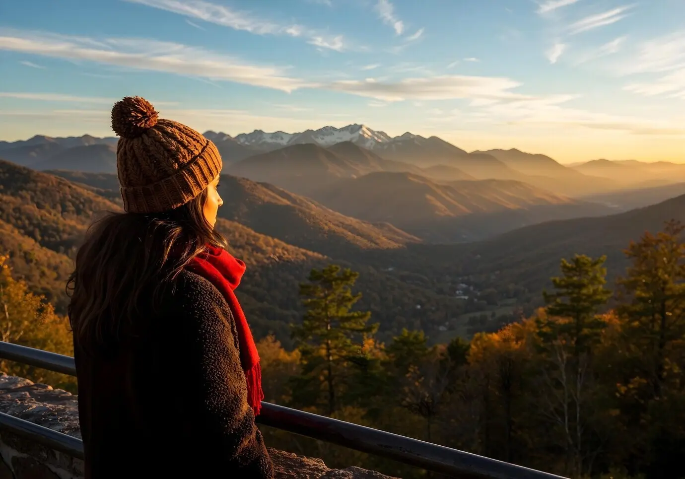 Eine Frau genießt die malerische Aussicht auf die Berge bei Sonnenuntergang.