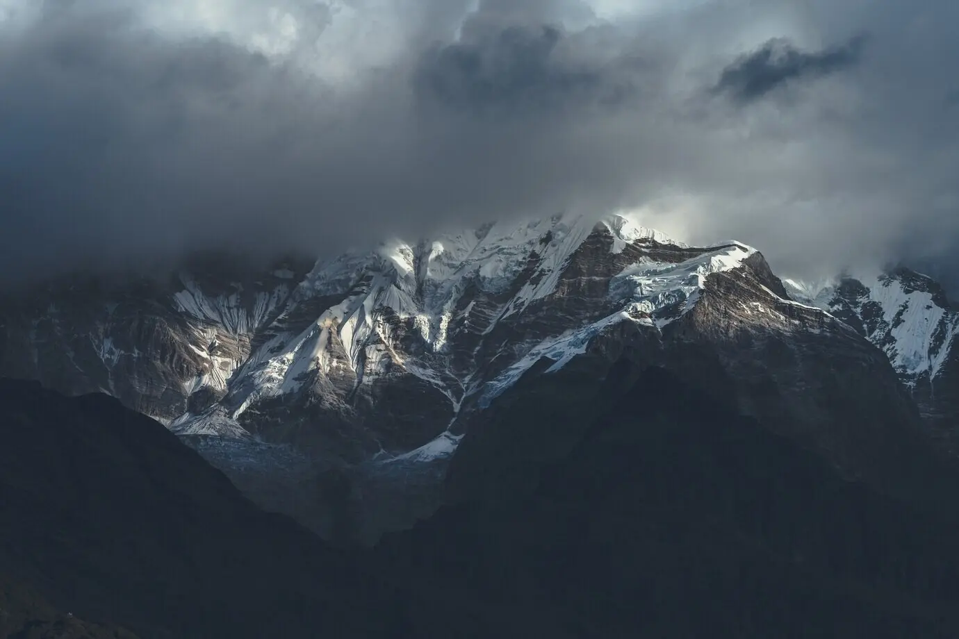 Schöne Aufnahme eines Himalaya-Bergs in den Wolken.